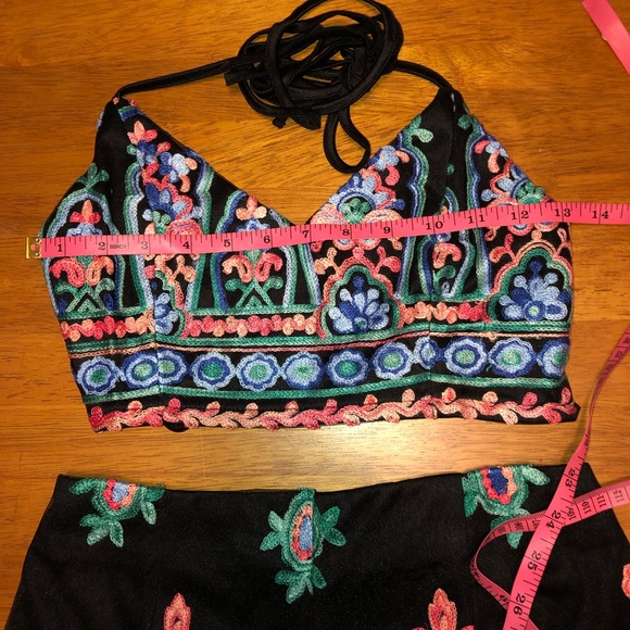 2-piece Embroidered Crop Top and Short Set - Picture 4 of 8